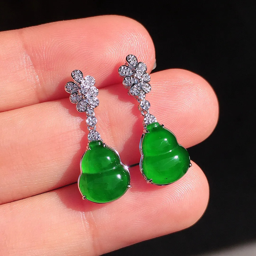 阳绿葫芦耳坠，色泽均匀艳丽，玉质细腻，荧光感超
强，饱满圆润，尽显优雅气质，18k
金豪华镶嵌