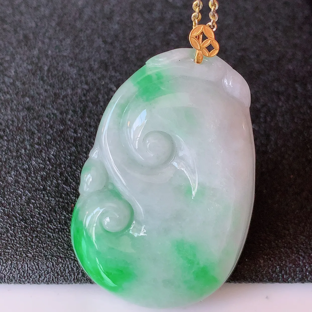 18K金镶嵌冰润飘绿翡翠万事如意吊坠，玉质细腻，时‮大尚‬方，款式经典，佩戴优雅高贵上档次！#42.27