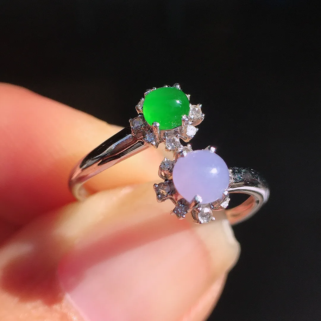 （紫+绿）二合一戒指，色泽均匀艳丽，玉质细腻，荧光感超
强，饱满圆润，尽显优雅气质，18k
金豪华镶嵌