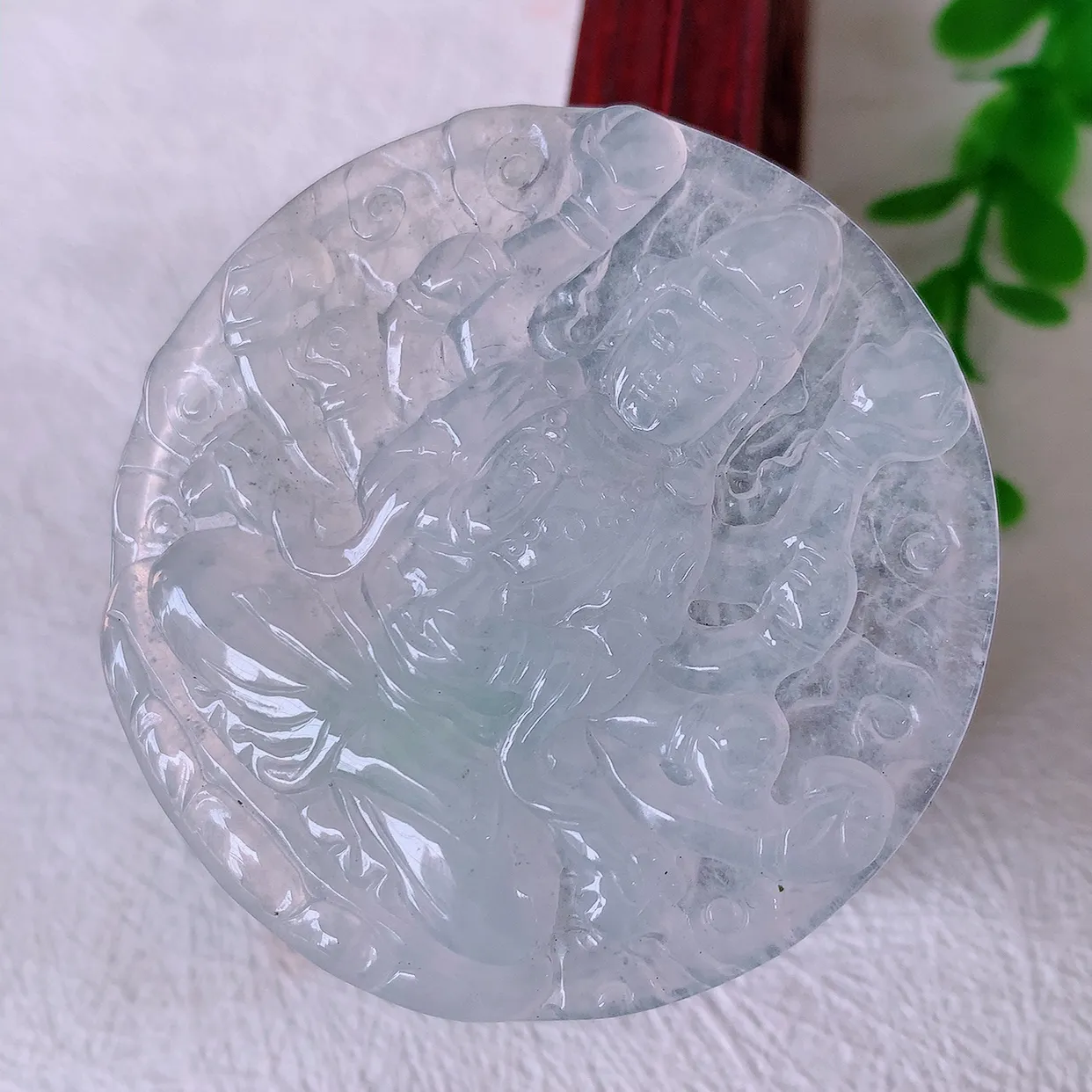 自然光实拍，冰种翡翠千手观音菩萨吊坠，冰透亮泽，美观亮丽，观音面相端庄#57.27
