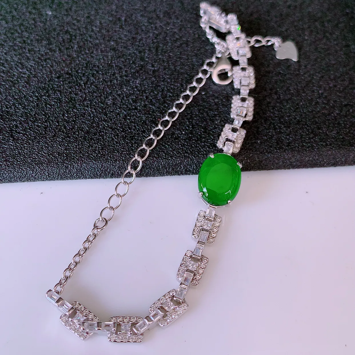 冰透满绿翡翠925银镶嵌手链，自然光实拍，翠色灵动，颜色漂亮，种老水足，品相佳，佩戴佳品！#97.27整体15.5*8*5.5裸裸10*8