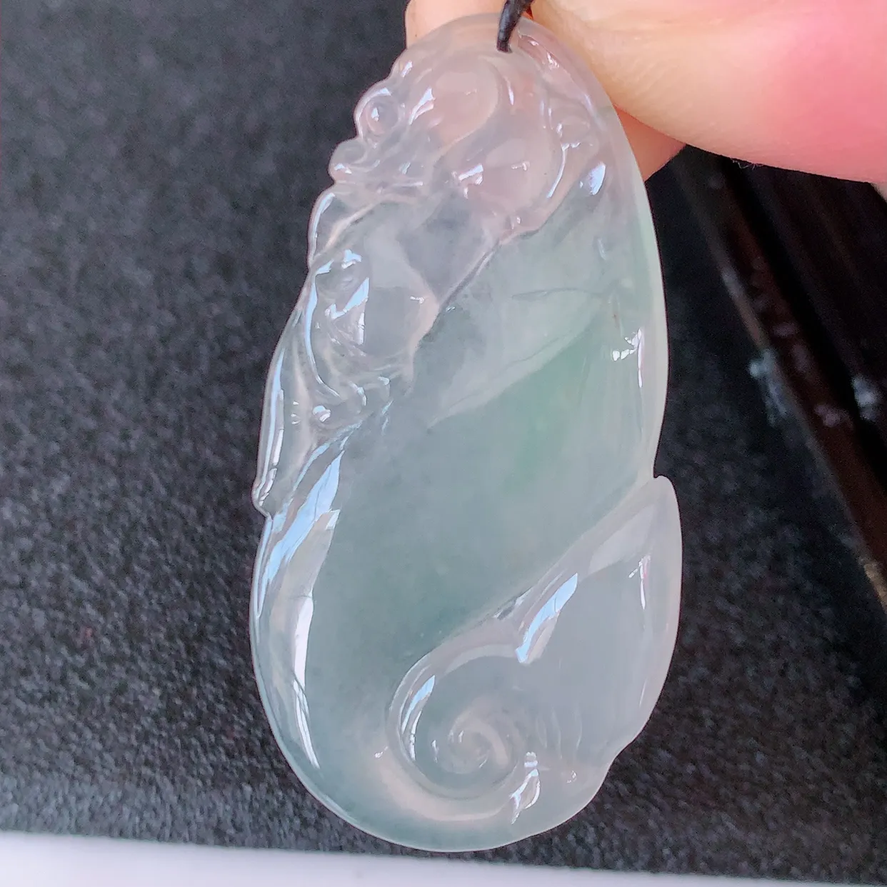自然光实拍，冰种翡翠招财龙鱼吊坠，翠色灵动，种老水足，寓意好，品相佳，佩戴佳品！#41.27