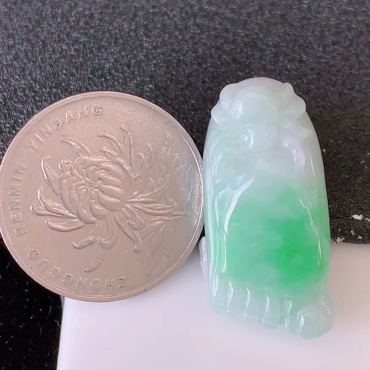 自然光实拍，冰润飘绿翡翠知足常乐吊坠，种老水足，雕工精湛 ，寓意美好，佩戴时尚出众！#87.27