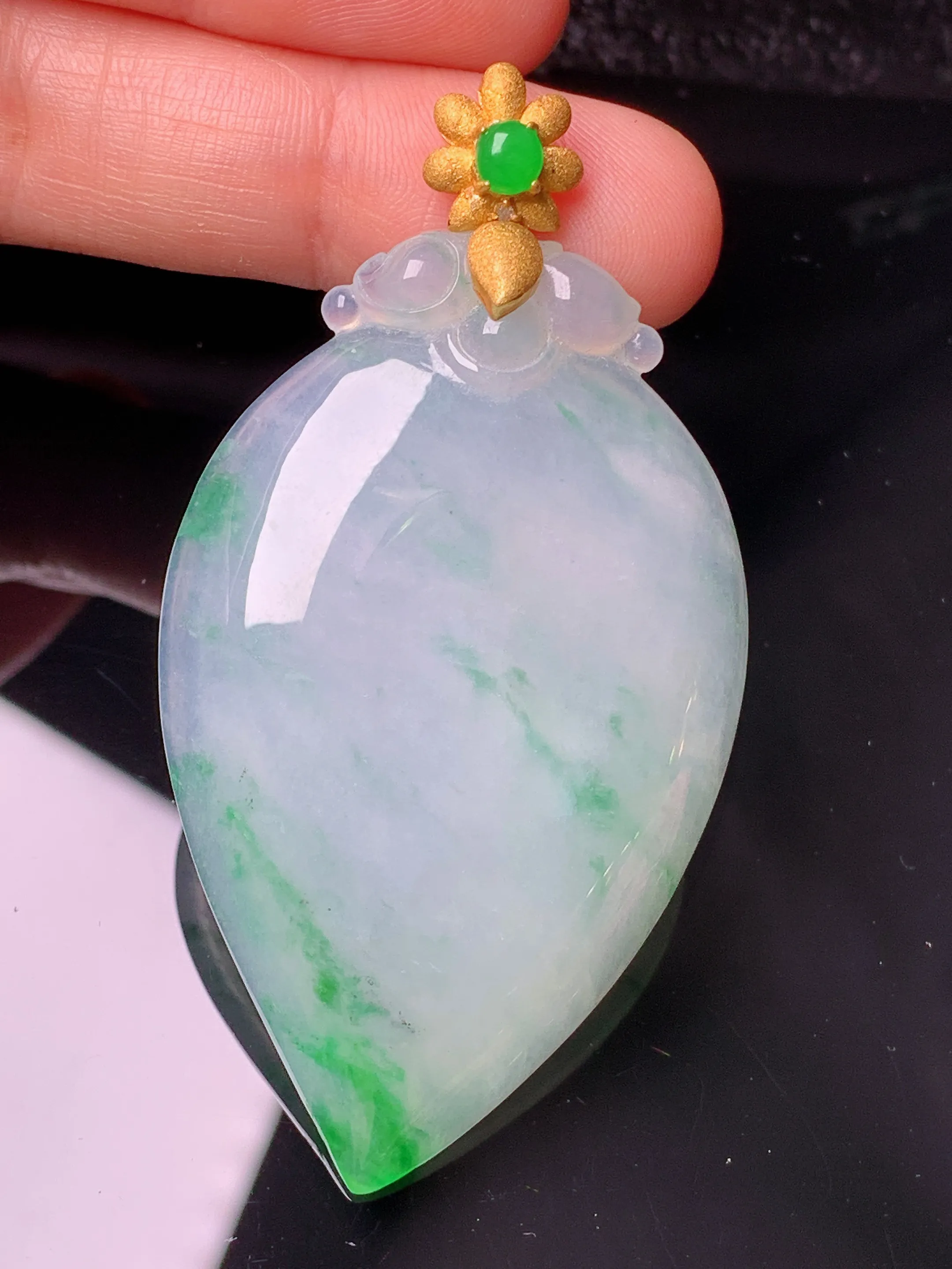 18k金镶嵌飘绿寿桃吊坠 玉质细腻 色泽艳丽清新 整体尺寸64.8*34.2*6
