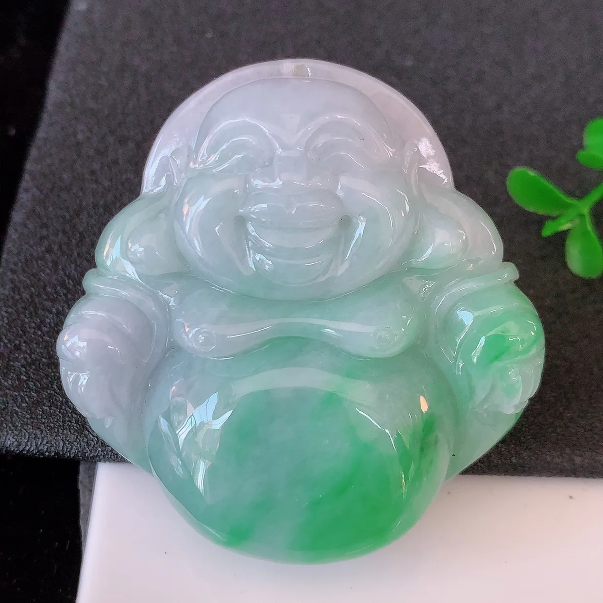 自然光实拍，大件厚装飘绿翡翠佛公吊坠，饱满， 佛公亦保平安，寓意有福（佛公）相伴，品相佳，配戴优雅迷