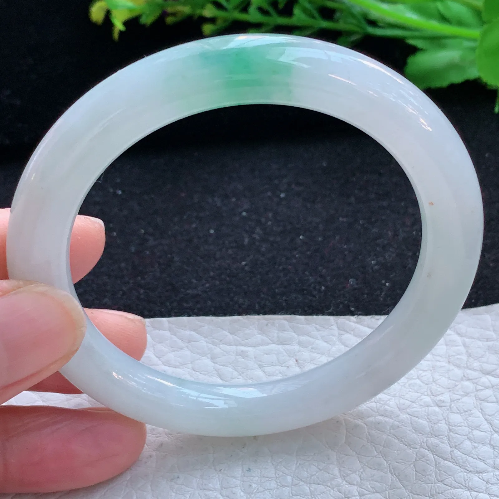 hf自然光55.5*9.2*9.3美人镯 缅甸翡翠a货玉手镯飘绿圆条叮当镯