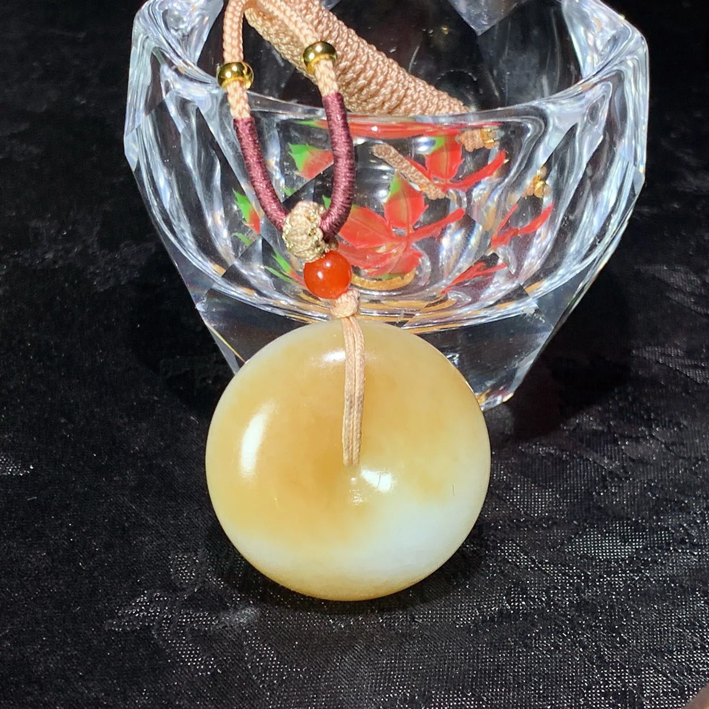 新疆且末糖平安扣挂件。尺寸31/13重25.4克。白度一级。玉质细腻油润。手推出油。佩戴高端典雅。lt251127