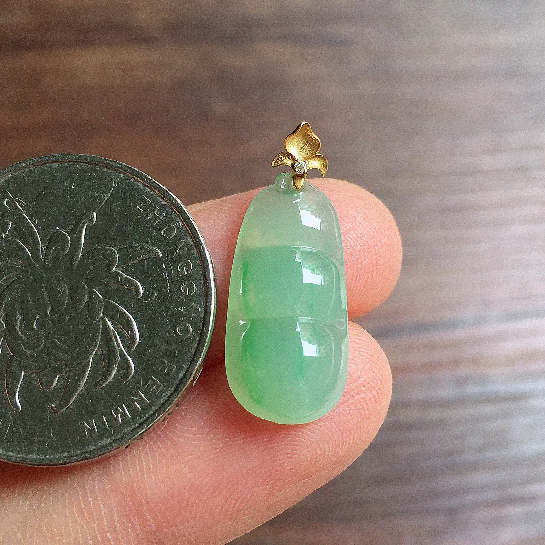 冰果绿福豆吊坠，18k金扣头，冰润细腻，色甜，种水足，001 尺寸23*9.2*5.3