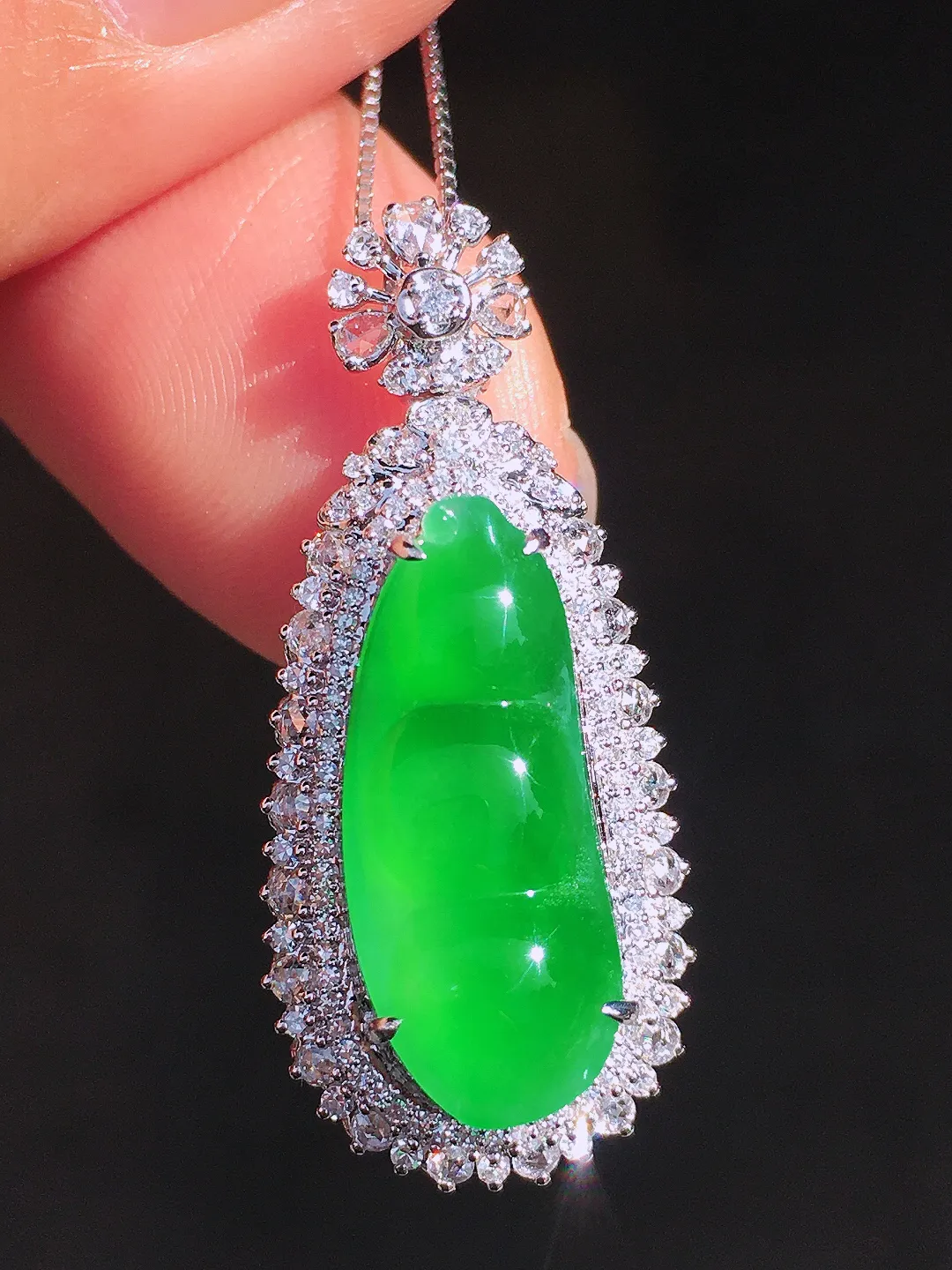 阳绿福豆吊坠，色泽均匀艳丽，玉质细腻，荧光感超
强，饱满圆润，尽显优雅气质，18k
金豪华镶嵌