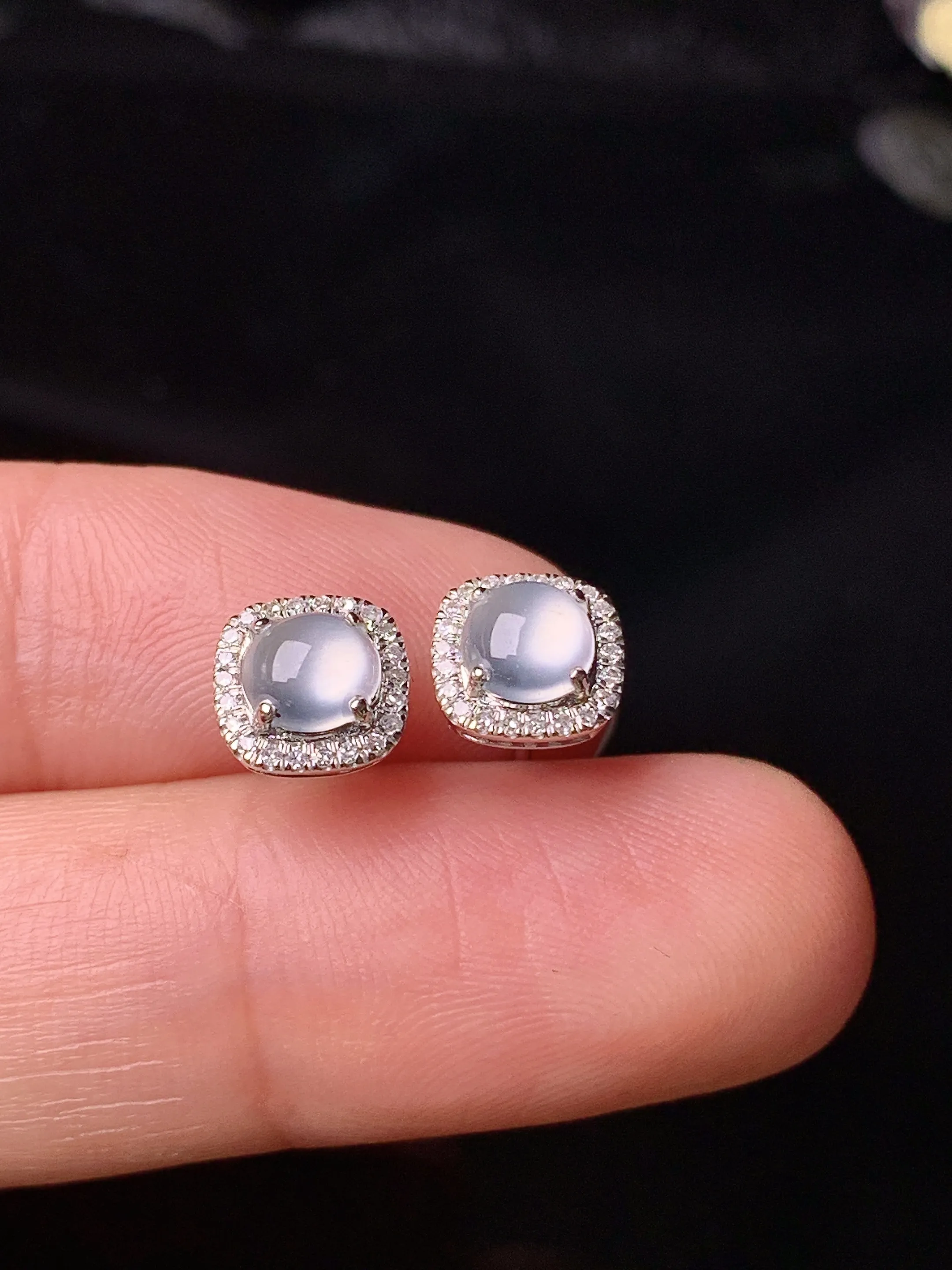 18k金钻镶嵌冰种蛋面耳钉 玉质细腻 色泽艳丽清新 整体尺寸7*4