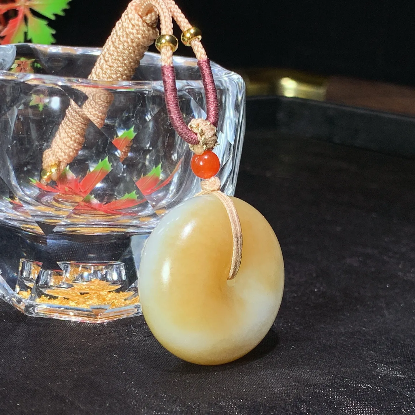 新疆且末糖平安扣挂件。尺寸31/13重25.4克。白度一级。玉质细腻油润。手推出油。佩戴高端典雅。lt251127