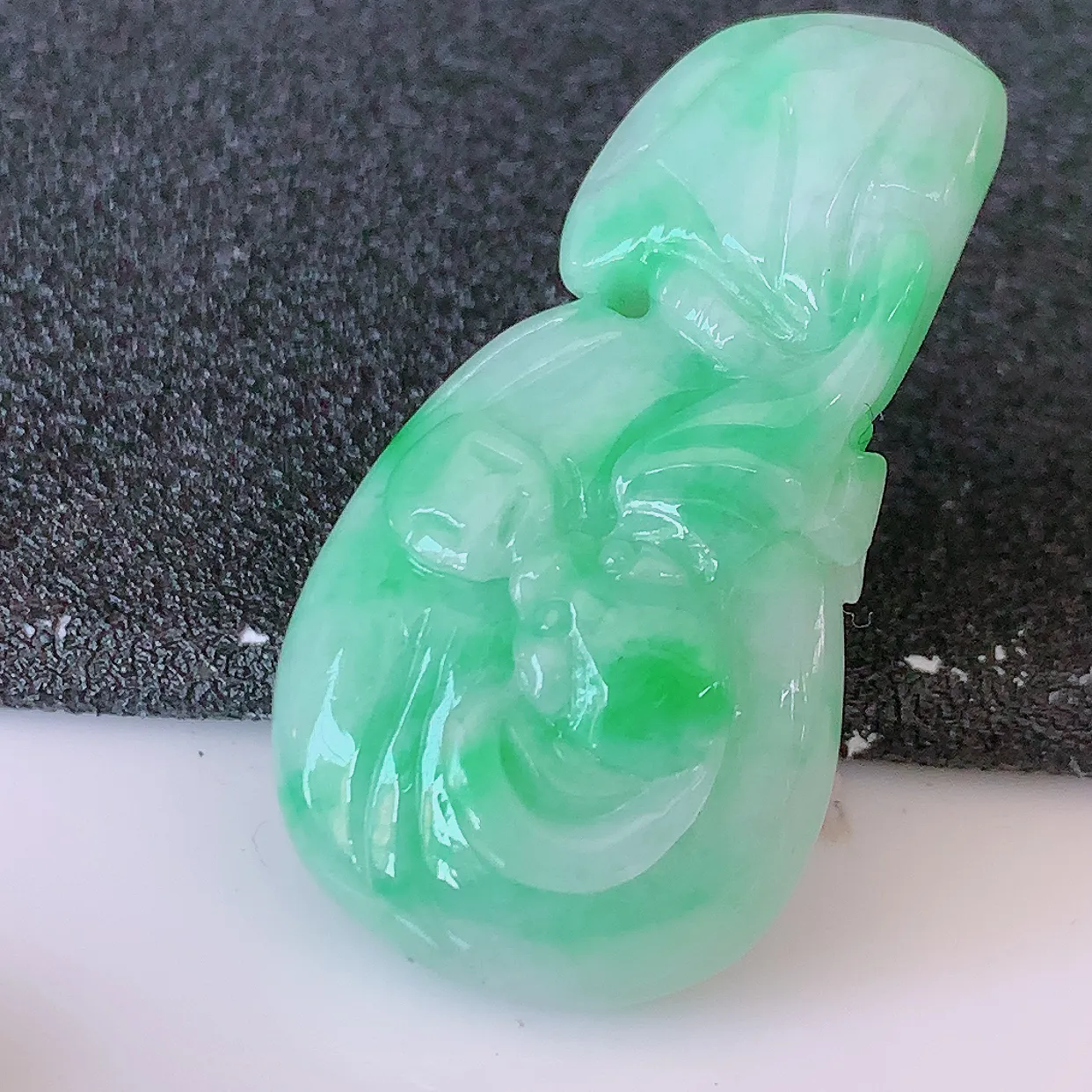 自然光实拍，冰润飘绿招财钱袋子吊坠，寓意“代代有福，代代有财，腰缠万贯”玉质细腻，佩戴效果佳！#05.25