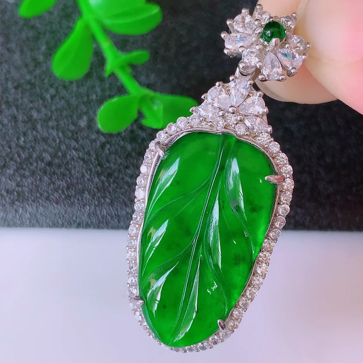 冰透满绿翡翠925银镶嵌叶子吊坠，自然光实拍，翠色灵动，颜色漂亮，种老水足，品相佳，佩戴佳品！#97.27整体39.5-16.5*7裸裸23.8*13.5