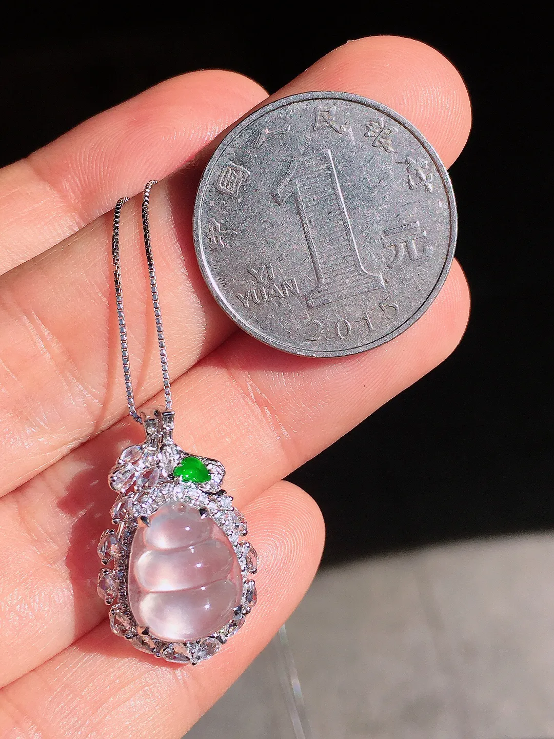 冰种福豆吊坠，玉质细腻，荧光感超
强，饱满圆润，尽显优雅气质，18k
金豪华镶嵌