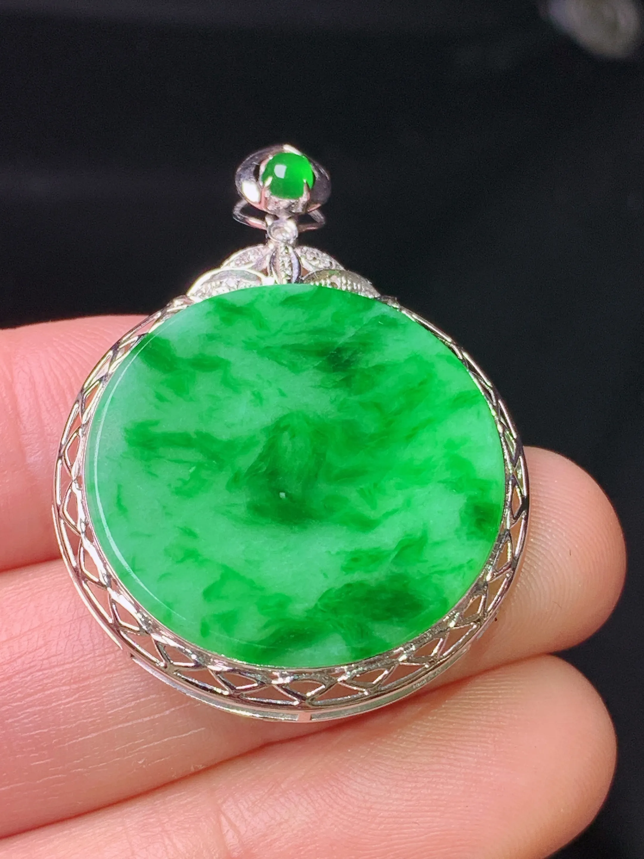 18k金镶嵌翠绿圆牌吊坠 玉质细腻 色泽艳丽清新 整体尺寸37.2*27*4.2