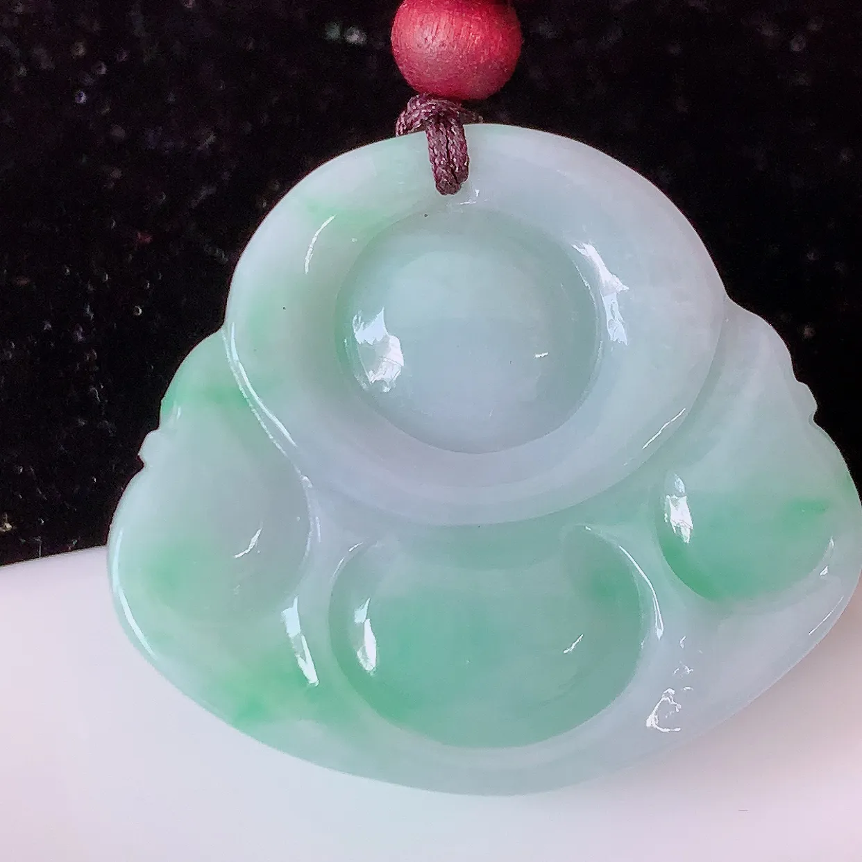 自然光实拍，冰润飘绿佛公吊坠，翡翠开心笑佛，种老水足，颜色漂亮，立体饱满圆润，佩戴效果赞#46.27