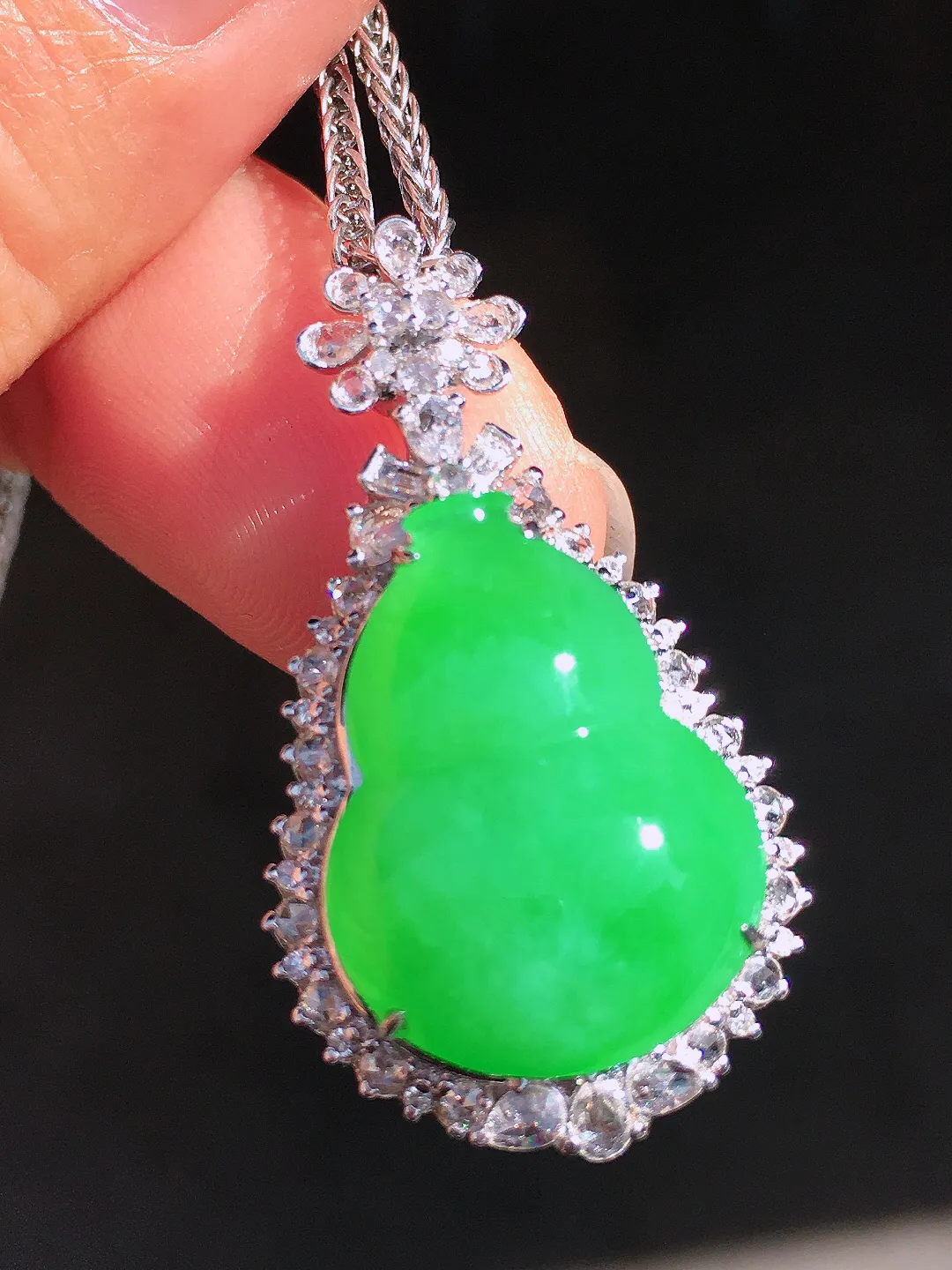 阳绿葫芦吊坠，色泽均匀艳丽，玉质细腻，荧光感超
强，饱满圆润，尽显优雅气质，18k
金豪华镶嵌