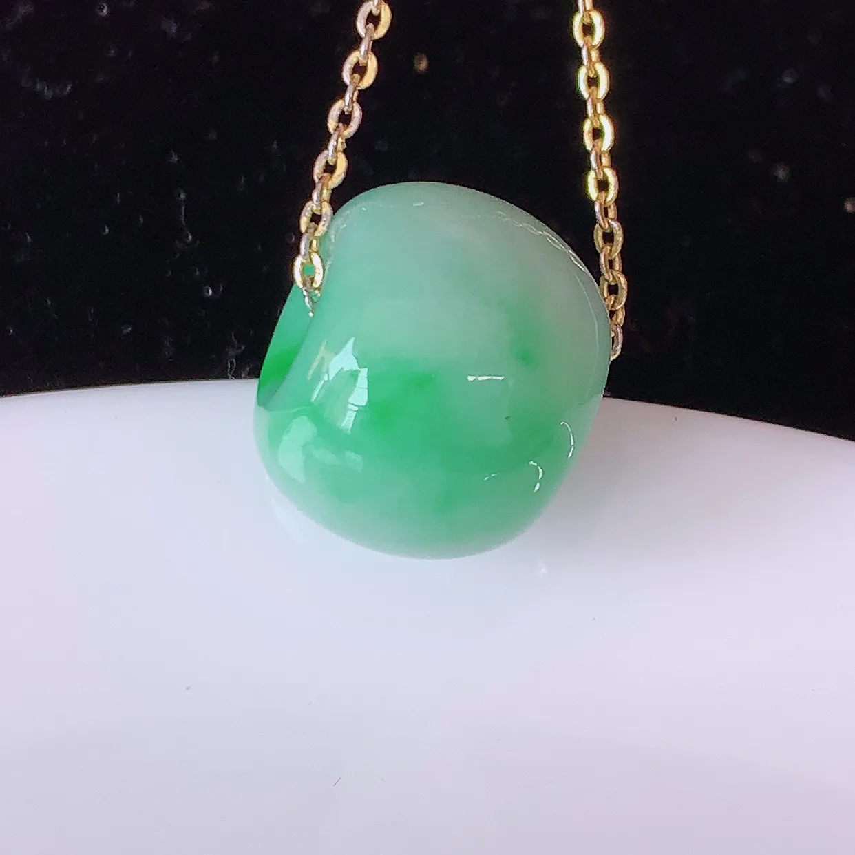 自然光实拍，冰润飘绿路路通翡翠吊坠，寓意好运连连，路路畅通，经典款式，财运滚滚，路路通，佩戴效果更好