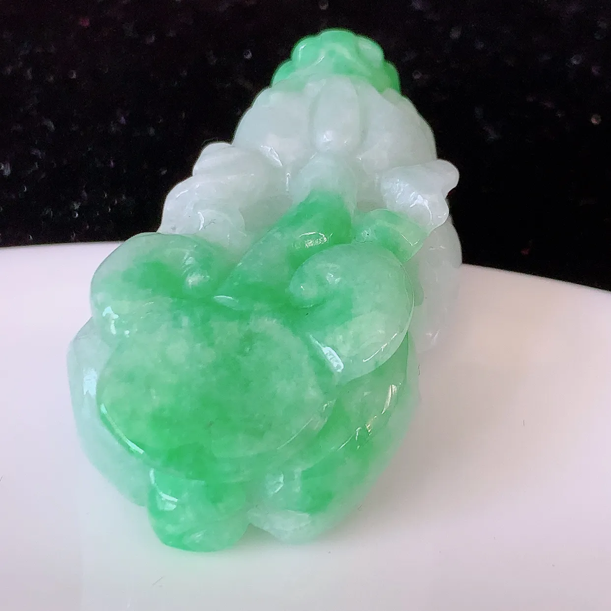 自然光实拍，精雕飘绿翡翠招财貔貅吊坠，民间有“一摸貔貅运程旺盛，再摸貔貅财运滚滚，三摸貔貅平步青云 ”的美好祝愿。#81.25