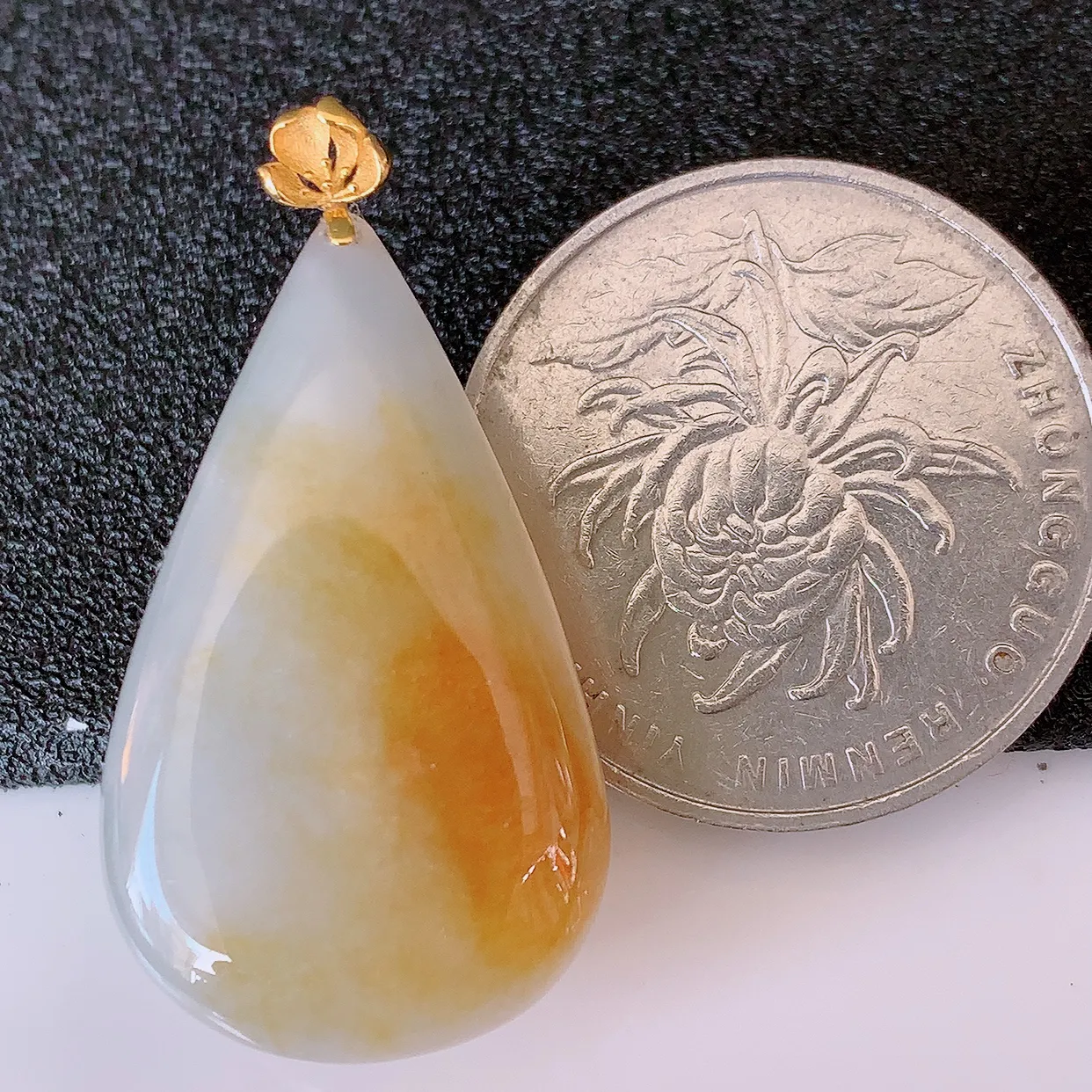 18K金镶嵌黄翡双彩翡翠水滴吊坠，品相佳，颜色漂亮，佩戴时尚优雅，尽显气质。水滴寓意“水滴聚财，坚持不懈，如水爱心” #94.27