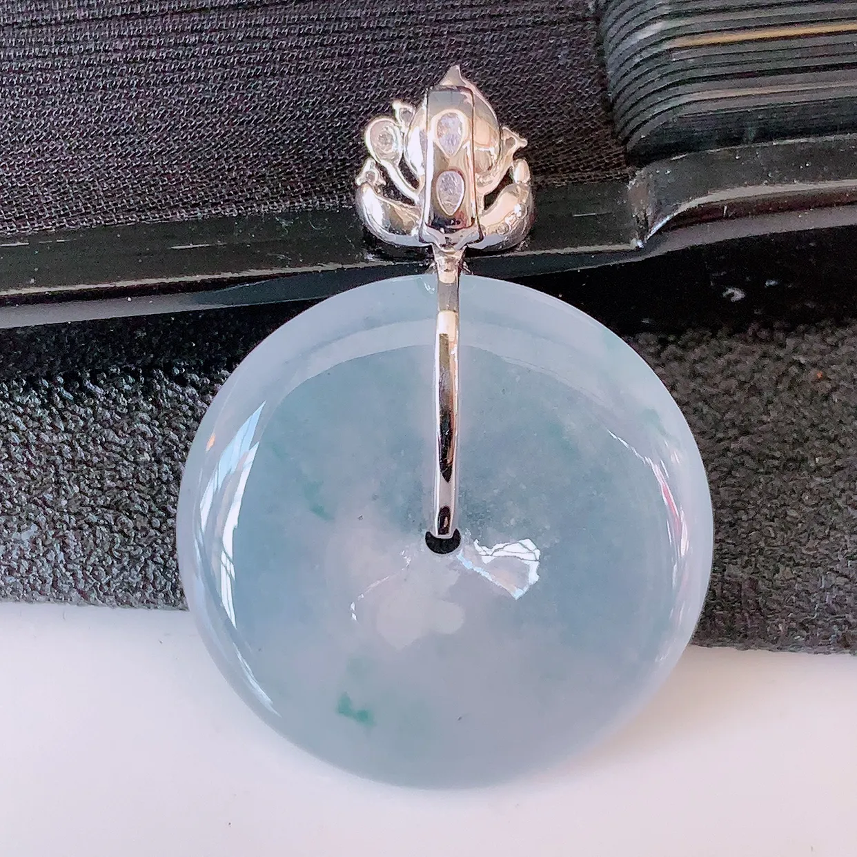 自然光实拍，18K金镶嵌冰种飘花翡翠平安扣吊坠，玉扣，冰润光泽，寓意平平安安，平安扣佩戴时尚漂亮！#00.25整体29*21.5-6.2裸石21.5*21.5