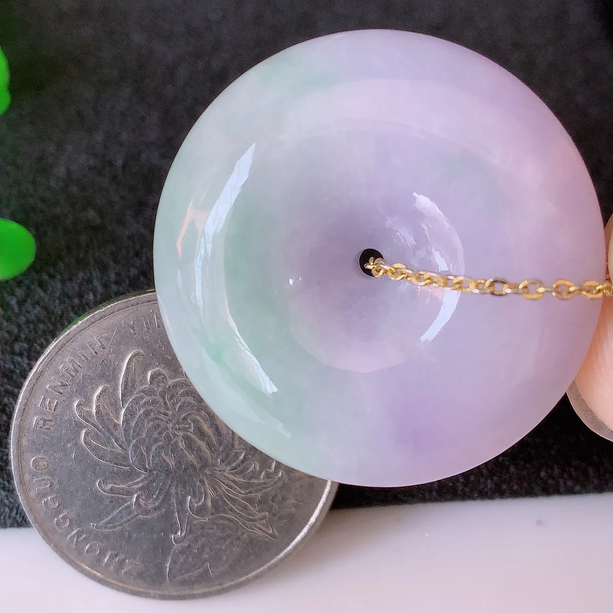 自然光实拍，冰润春带彩翡翠平安扣吊坠，玉扣，平安是福；很美的料子，平安扣佩戴优雅迷人！#05.27