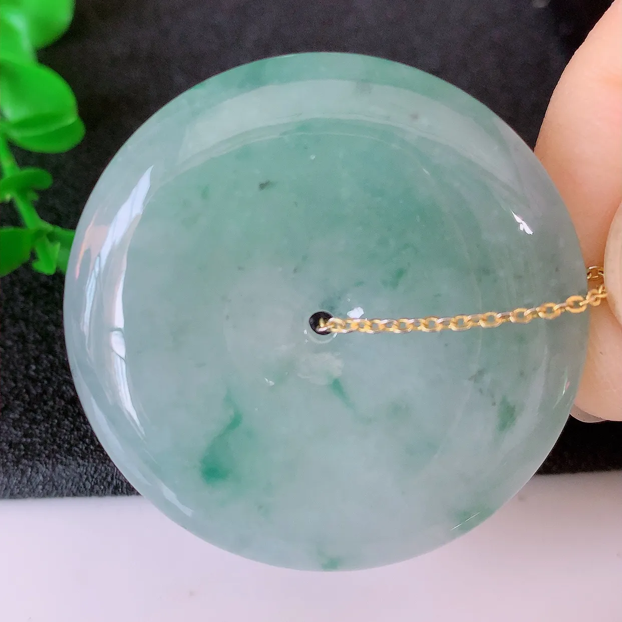 自然光实拍，大件冰飘花翡翠平安扣吊坠，玉扣，平安是福；很美的料子，平安扣佩戴优雅迷人！#05.27