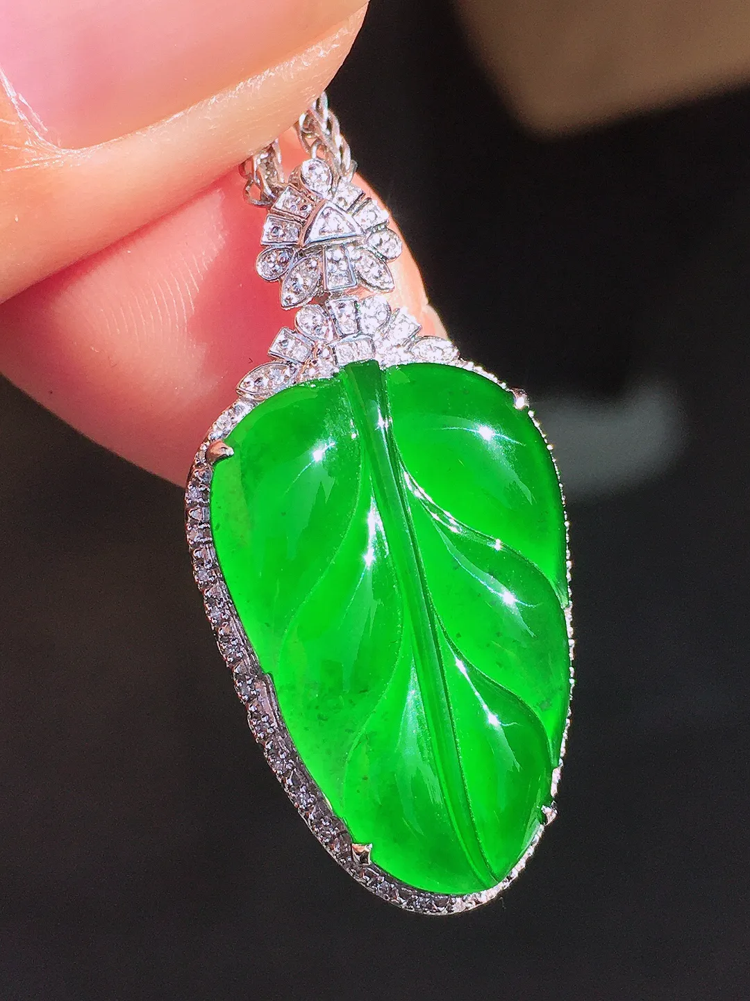 阳绿玉叶吊坠，色泽均匀艳丽，玉质细腻，荧光感超
强，饱满圆润，尽显优雅气质，18k
金豪华镶嵌