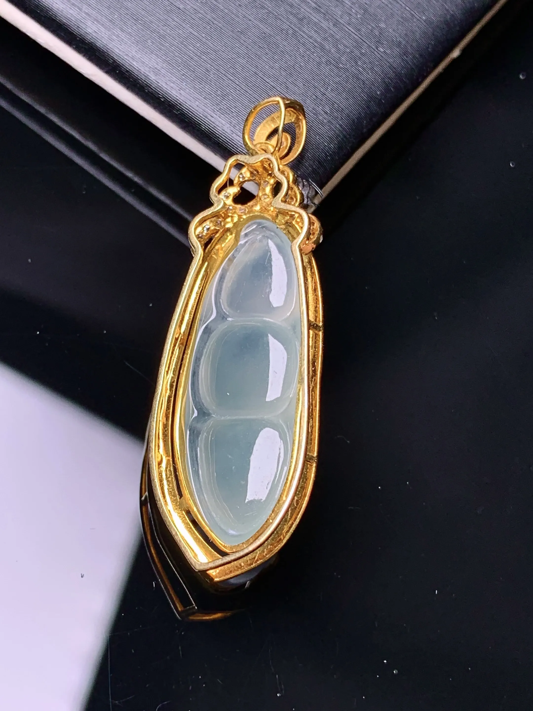 18k金钻镶嵌冰种四季豆吊坠 玉质细腻 色泽艳丽清新 整体尺寸36*12.5*7.8