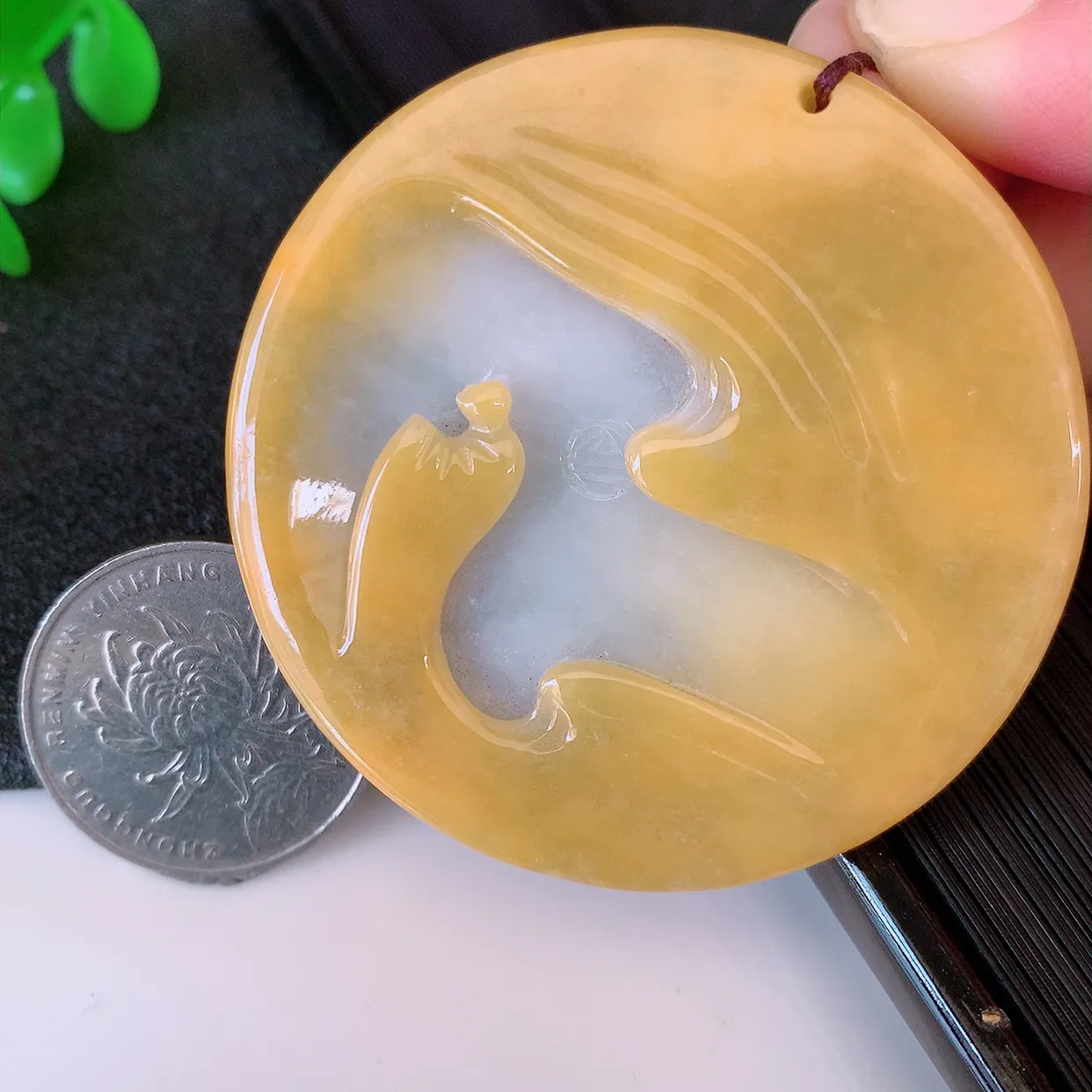 自然光实拍，特色黄翡双彩悟道吊坠，翡翠悟道寓意“祥和，安宁，吉祥，幸福”，佩戴效果优雅迷人，性价比超高！#60.25