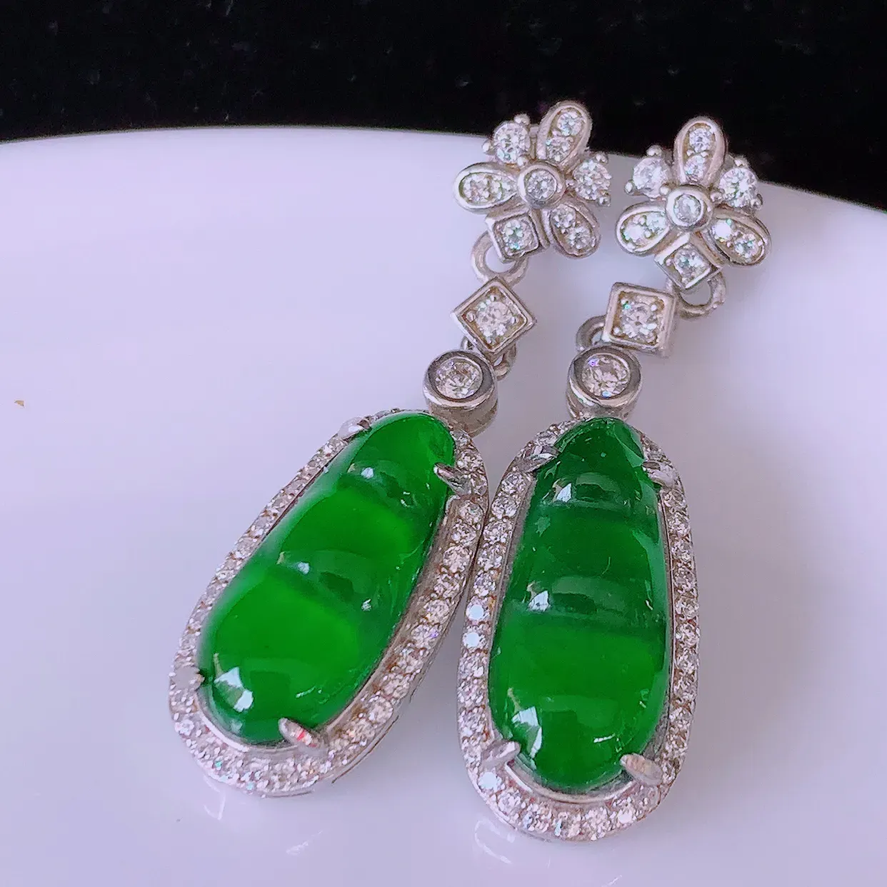 冰透满绿翡翠925银镶嵌福豆耳坠，自然光实拍，翠色灵动，颜色漂亮，种老水足，品相佳，佩戴佳品！#97.27整体31*9*5.2裸裸14.5*6.5