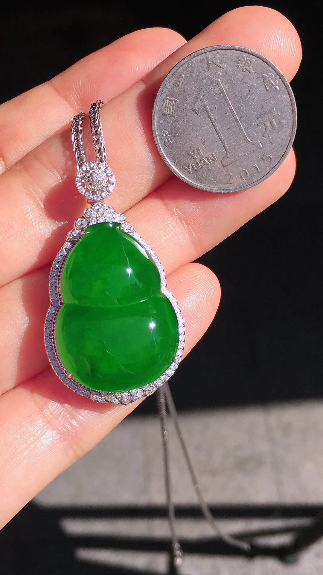 阳绿葫芦吊坠，色泽均匀艳丽，玉质细腻，荧光感超
强，饱满圆润，尽显优雅气质，18k
金豪华镶嵌