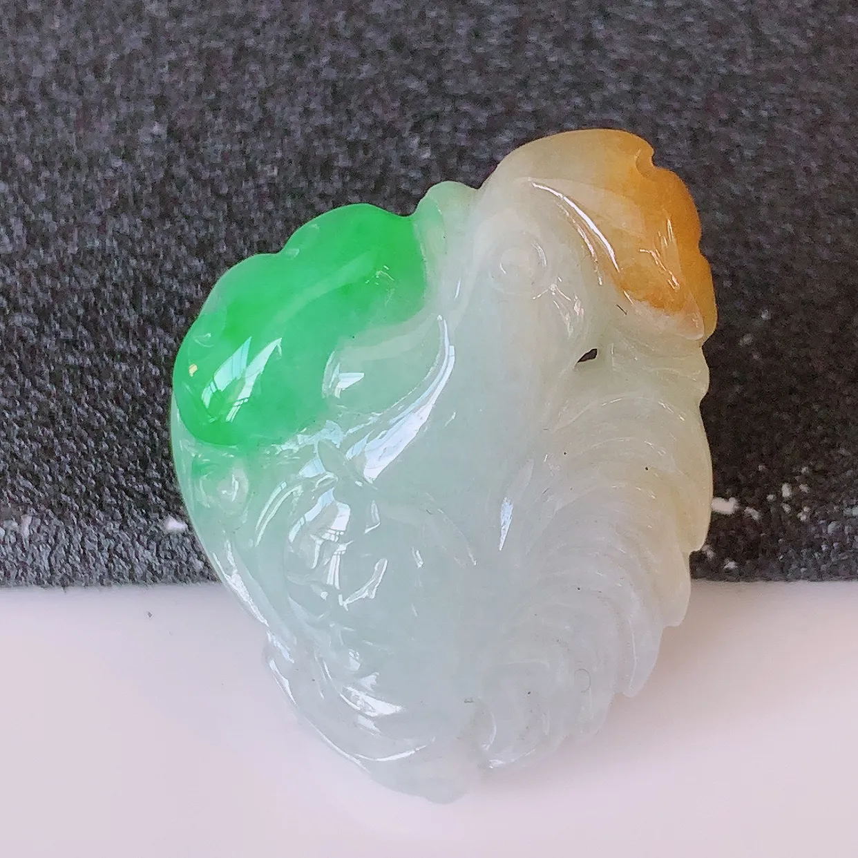 自然光实拍，冰润黄加绿翡翠生肖鸡吊坠，种老水足，雕工精湛 ，寓意美好，佩戴时尚出众！#87.27