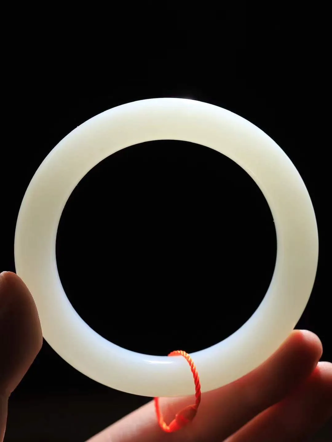 【婉约佳人.手镯】

精品和田玉白玉手镯 玉质温润细腻 油性十足 手感舒适，高华雅逸，线条流畅，简约大气，美自天成，素雅高贵。佩戴于腕间，婉约之美，举手投足间透出那份低调奢华。重68.28克 内径58.5mm  尺寸12.2-10.8mm   FDL-111152833