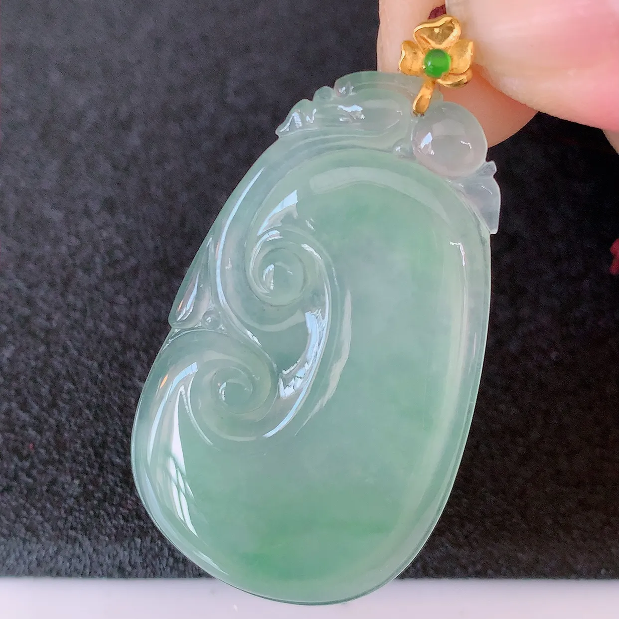 18K金镶嵌冰种飘花翡翠如意吊坠，简单的镶嵌设计、让玉坠百搭又精致，寓意着吉祥，事事如意！#41.27整体43.5裸裸38.5-23.5-3.8