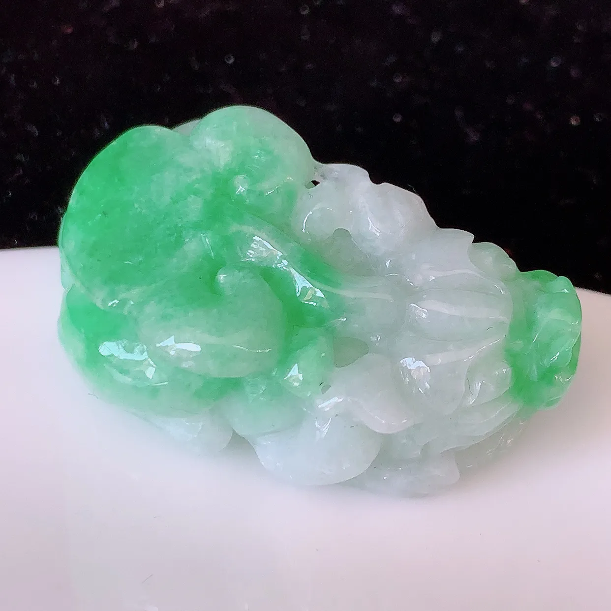 自然光实拍，精雕飘绿翡翠招财貔貅吊坠，民间有“一摸貔貅运程旺盛，再摸貔貅财运滚滚，三摸貔貅平步青云 ”的美好祝愿。#81.25