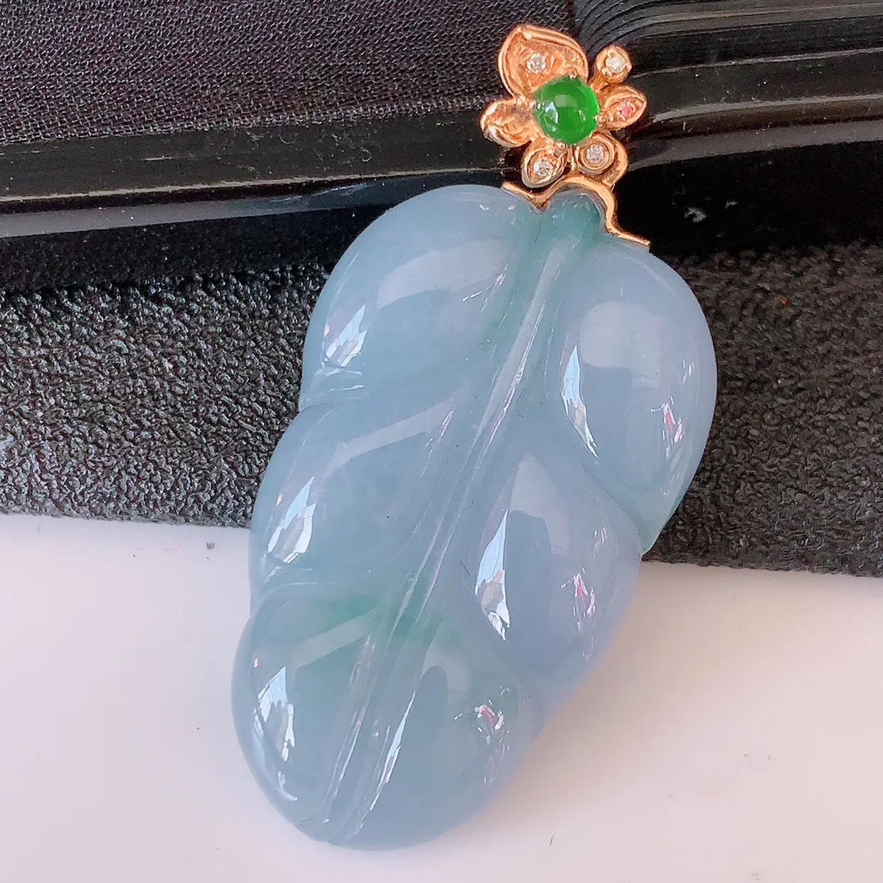 自然光实拍，18K金镶嵌紫罗兰翡翠叶子吊坠，寓意“大业有成，一夜成名，金枝玉叶”水润叶子，翡翠叶子，清秀高雅，性价比超值！#00.25整体35.5裸石27.5*16.5*5.5