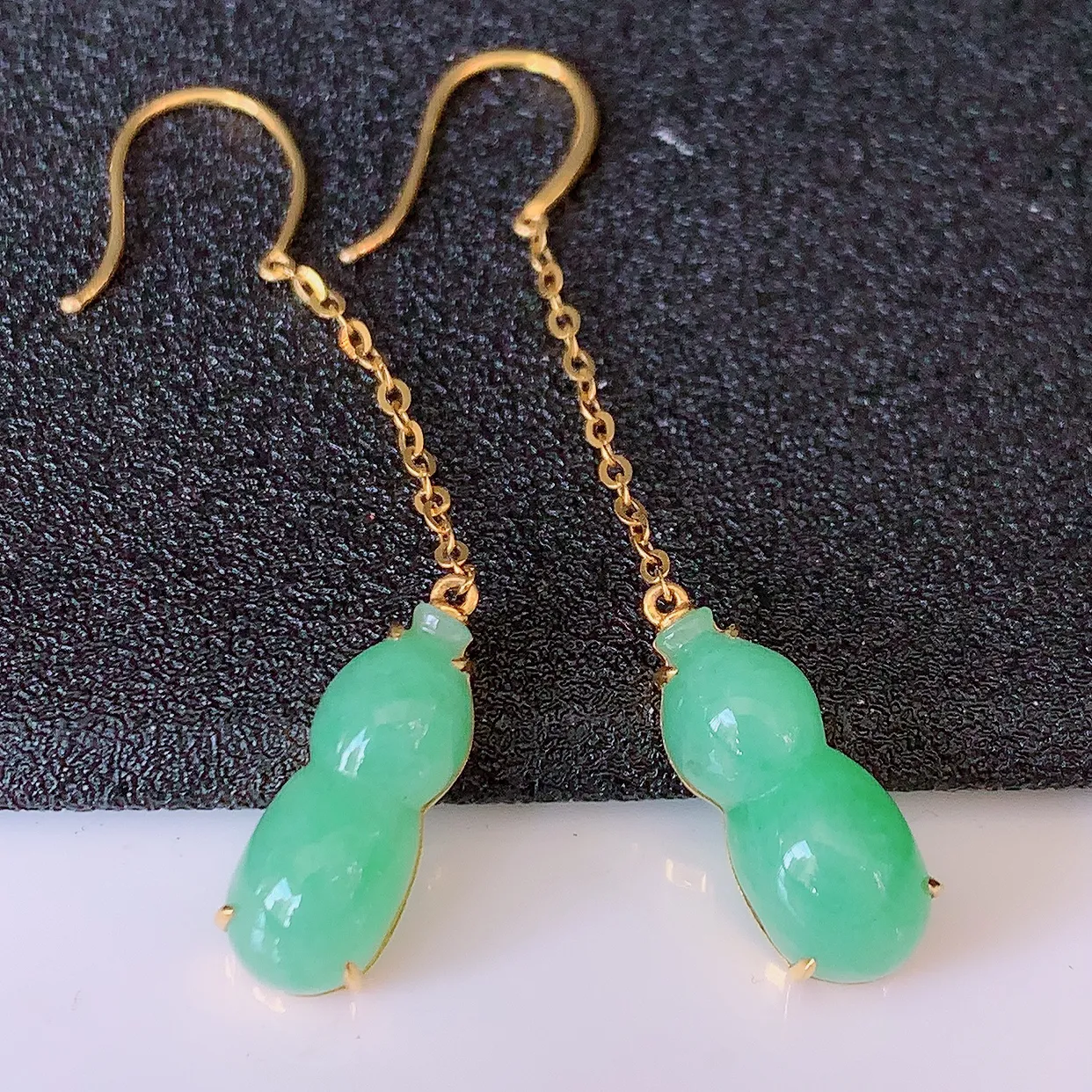18k金镶嵌满绿翡翠葫芦耳坠，沁人心脾，耳坠佩戴效果大气出众，尽显气质。种水好，胶感足，颜相当漂亮，高性价比，值得入手品鉴！#42.27整体47.5*6.6*6.6裸裸15*6.6