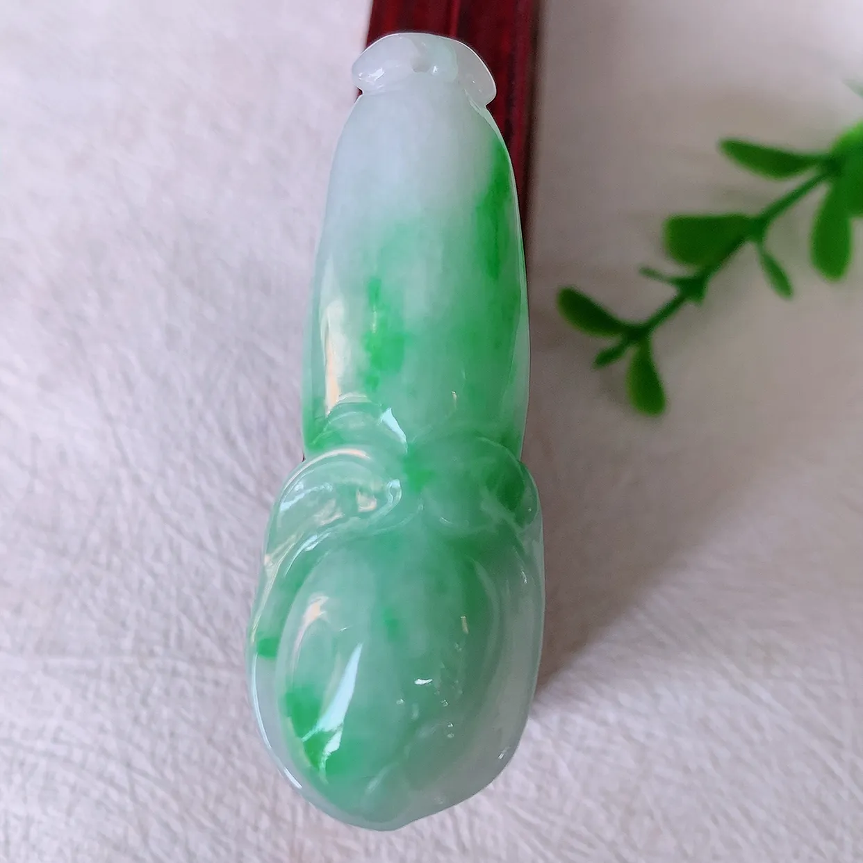 自然光实拍，冰润飘绿翡翠玉兰花吊坠，种老水足，雕工精湛 ，寓意美好，佩戴时尚出众！#57.27