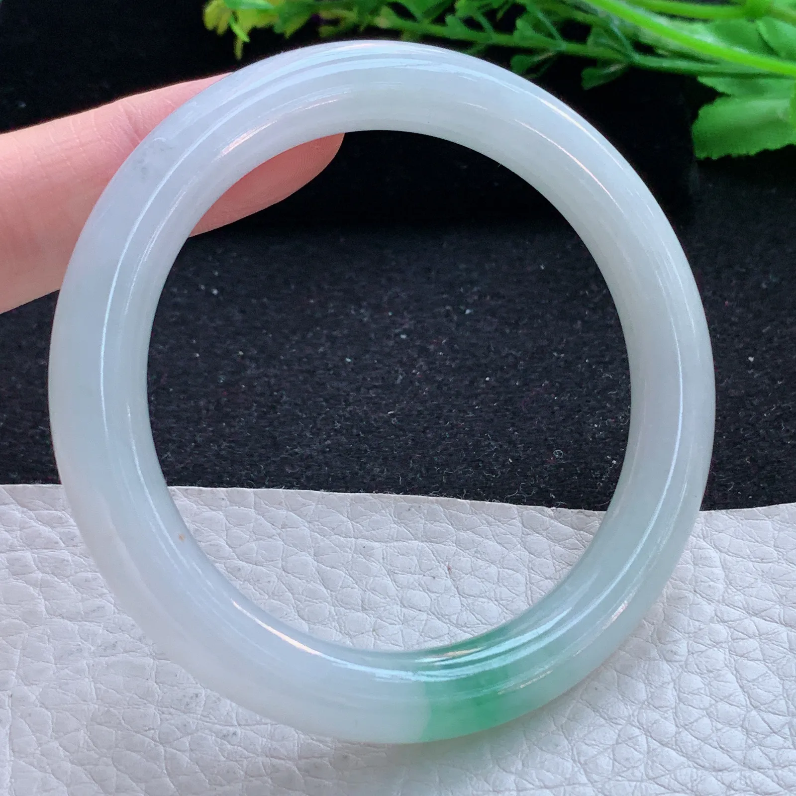 hf自然光55.5*9.2*9.3美人镯 缅甸翡翠a货玉手镯飘绿圆条叮当镯