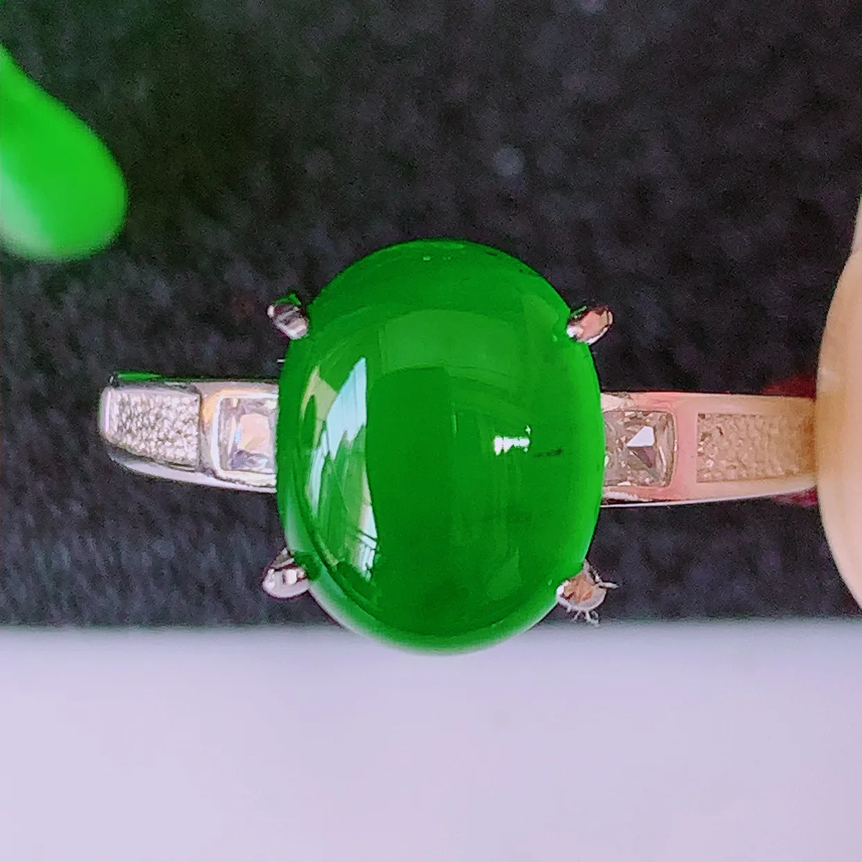 冰透满绿翡翠925银镶嵌戒指，自然光实拍，翠色灵动，颜色漂亮，种老水足，品相佳，佩戴佳品！#97.27（圈口可调大小）整体25*17.2*6.8裸裸10*8