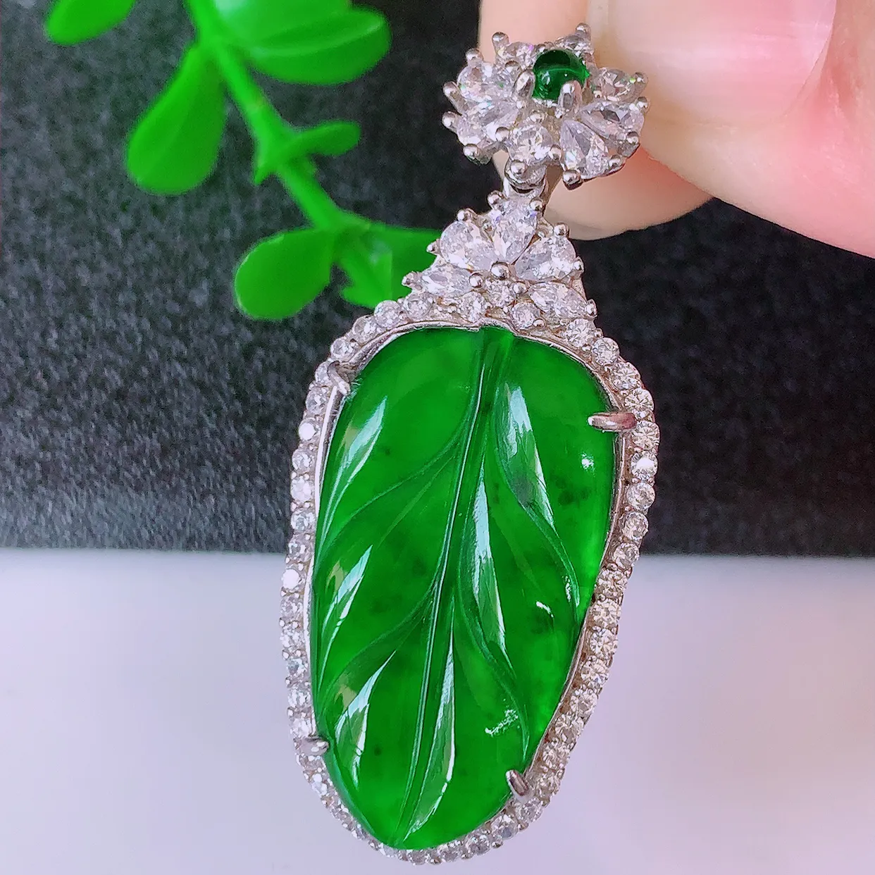 冰透满绿翡翠925银镶嵌叶子吊坠，自然光实拍，翠色灵动，颜色漂亮，种老水足，品相佳，佩戴佳品！#97.27整体39.5-16.5*7裸裸23.8*13.5