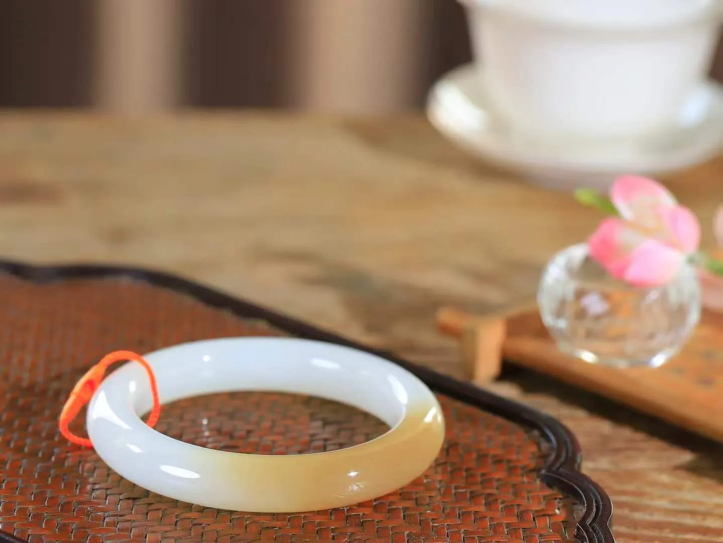 （柔情似水.手镯）

收藏级和田玉糖白玉手镯，玉质温润细腻，镯型饱满圆润，优雅知性，姽婳于幽静兮，