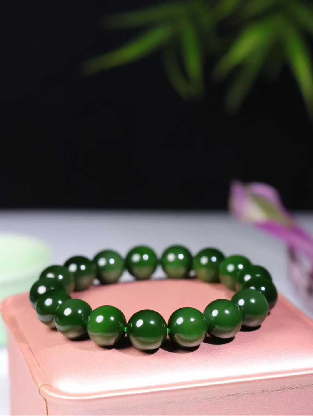 【珠圆玉润】

精品和田玉碧玉手串 红皮老料，深绿色，玉质温润细腻  整串打磨圆润，佩戴舒适。珠珠落玉盘，间关莺语花底滑，一生美好时光，无论身在何处，都有它相伴相守。事事顺遂，幸福美满，吉祥如意。
重44.8克   尺寸取一11.7mm  FS178212081250O