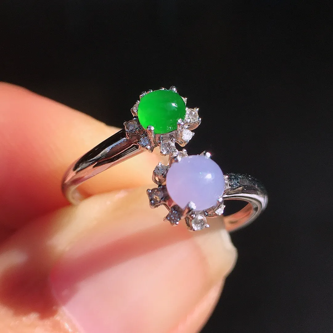 （紫+绿）二合一戒指，色泽均匀艳丽，玉质细腻，荧光感超
强，饱满圆润，尽显优雅气质，18k
金豪华镶