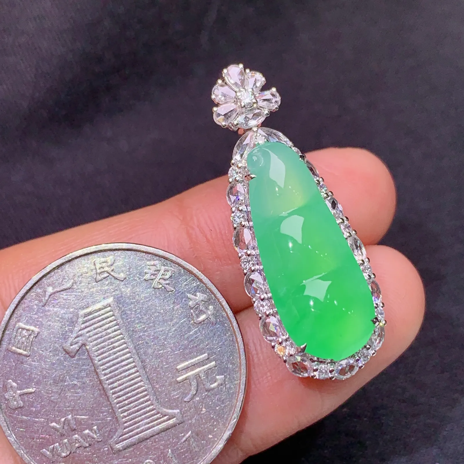 冰甜绿福豆吊坠，18k金镶嵌，色泽鲜阳，冰润细腻，种水足 Zhe 尺寸31.6*12.1*8.6