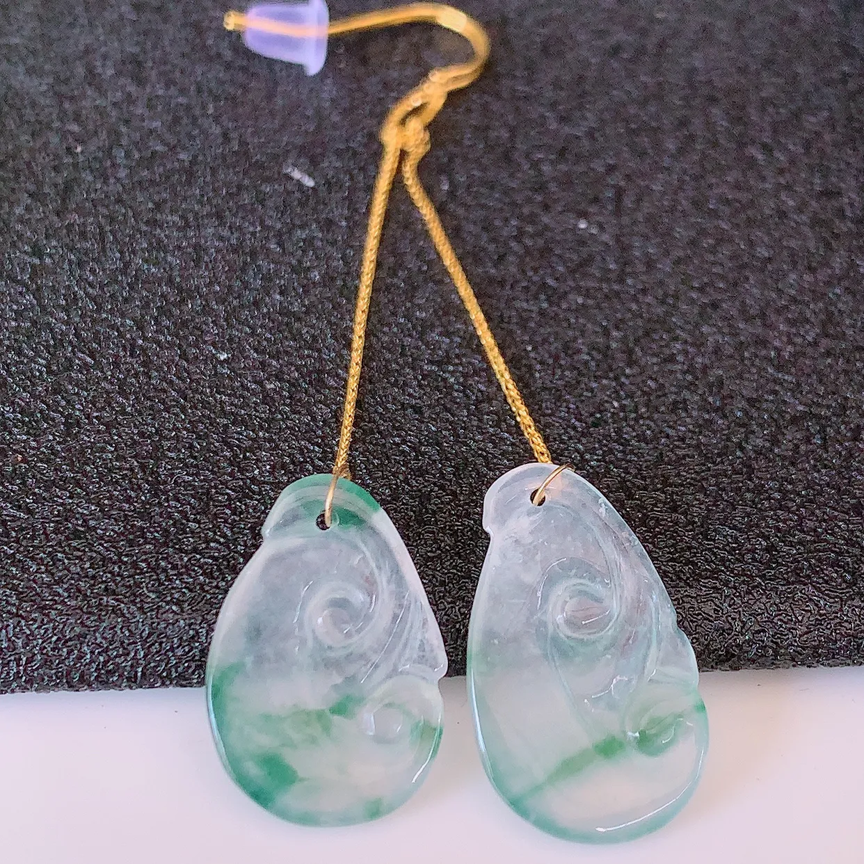 18k金镶嵌冰种飘花翡翠如意耳坠，沁人心脾，耳坠佩戴效果大气出众，尽显气质。种水好，胶感足，颜相当漂亮，高性价比，值得入手品鉴！#41.25整体60.5裸石17.5-10.5-2.5