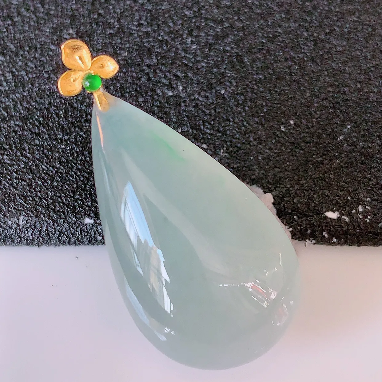 18K金镶嵌冰种飘绿翡翠水滴吊坠，品相佳，颜色漂亮，佩戴时尚优雅，尽显气质。水滴寓意“水滴聚财，坚持不懈，如水爱心” #94.27