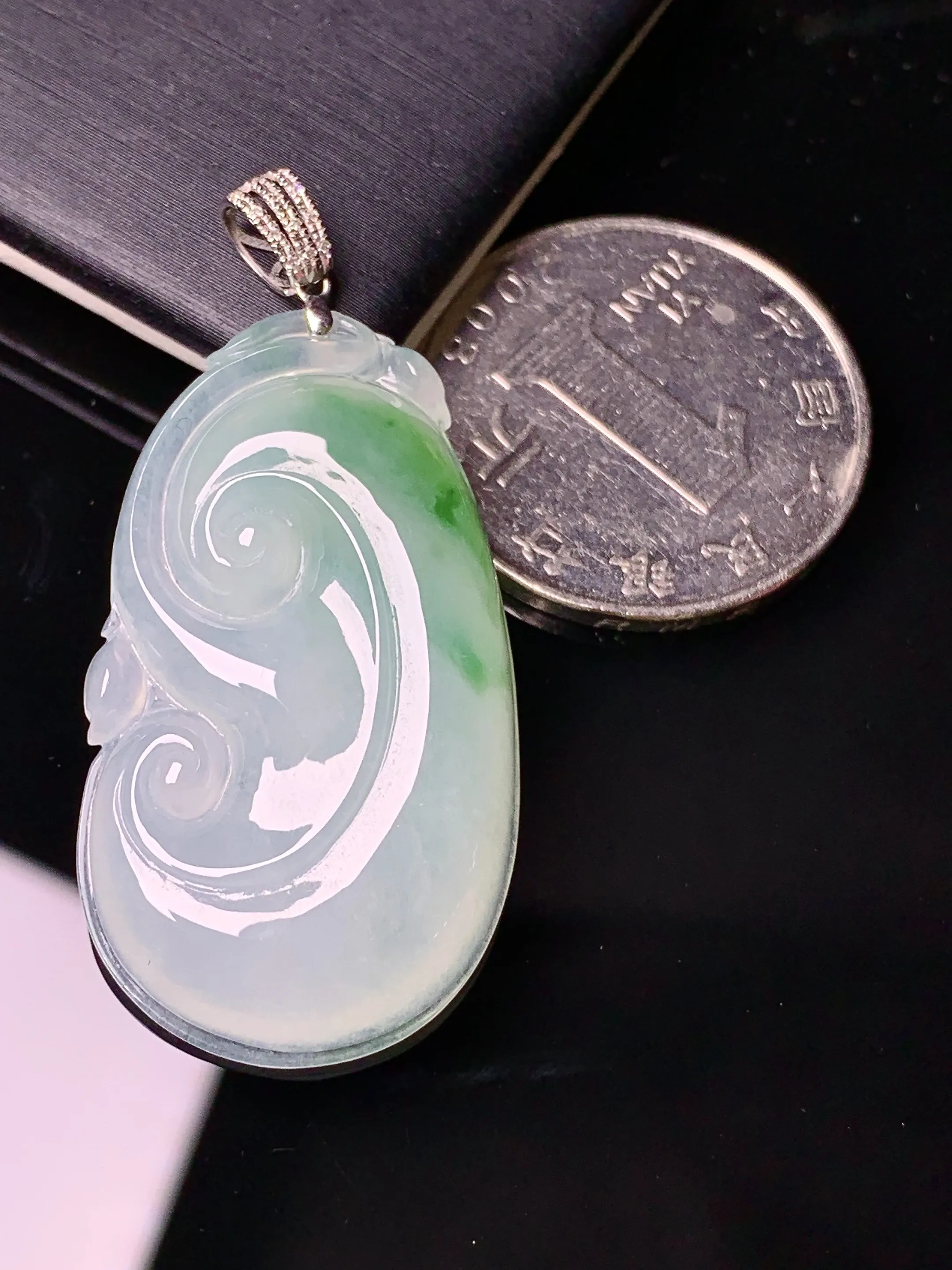 18k金镶嵌飘绿如意吊坠 玉质细腻 色泽艳丽清新 整体尺寸44*20.7*5.3