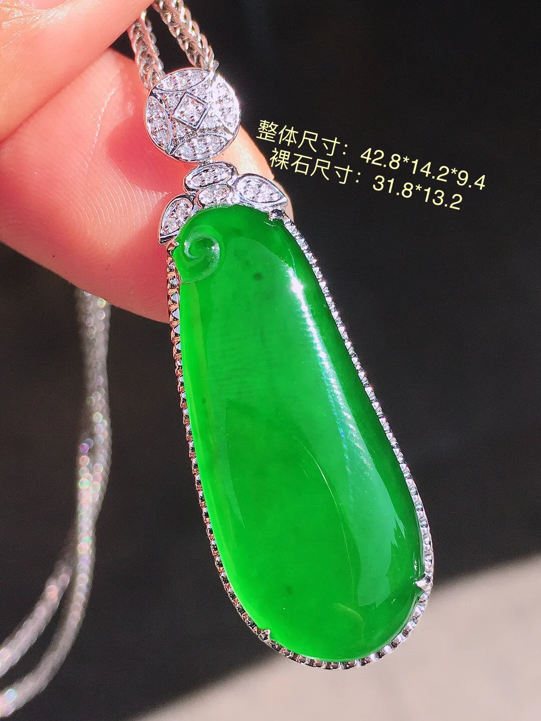 满绿福瓜吊坠，色泽均匀浓郁，玉质细腻，荧光感超
强，饱满圆润，尽显优雅气质，18k
金豪华镶嵌